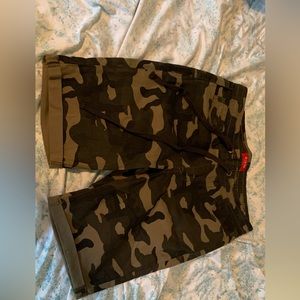 Camo shorts from Guess, roll up shorts